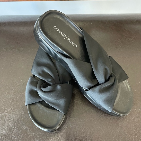Donald  Pliner Women's Black Folley Slide Sandals size 8 summer work  concert - Picture 1 of 16